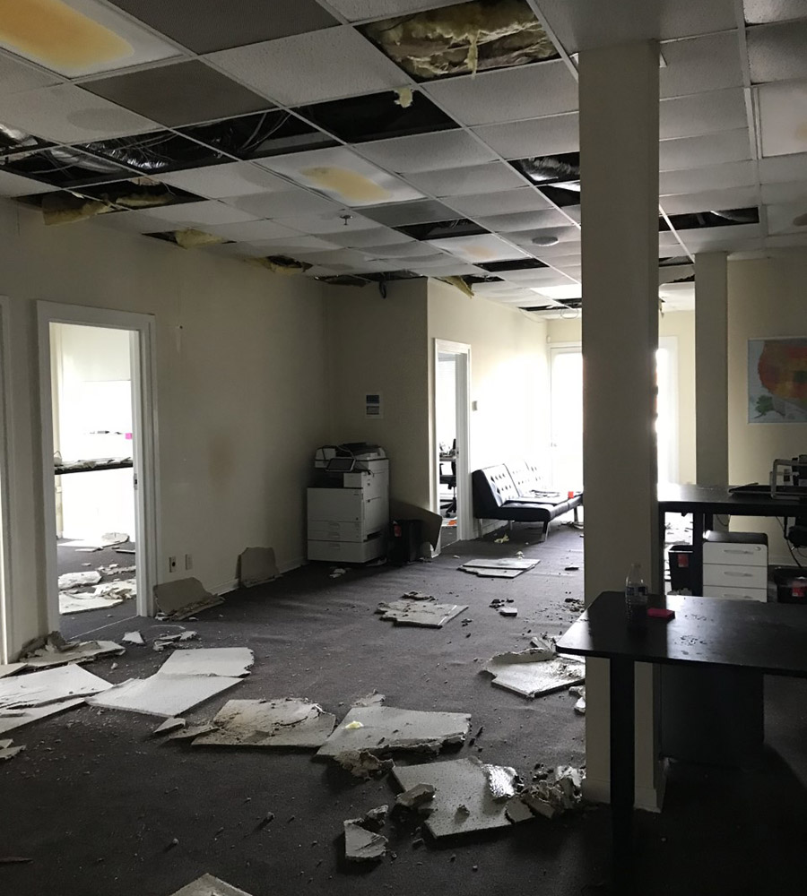 verwüstetes Büro nach Hurricane